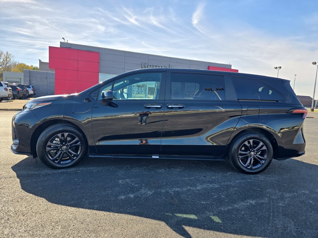 Used 2025 Toyota Sienna XSE AWD/4WD image 14