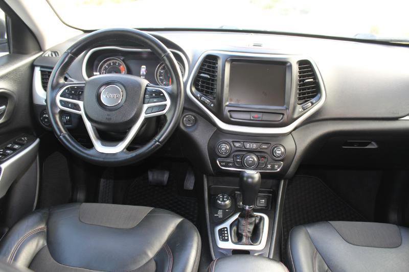 Used 2017 Jeep Cherokee Trailhawk AWD/4WD image 17