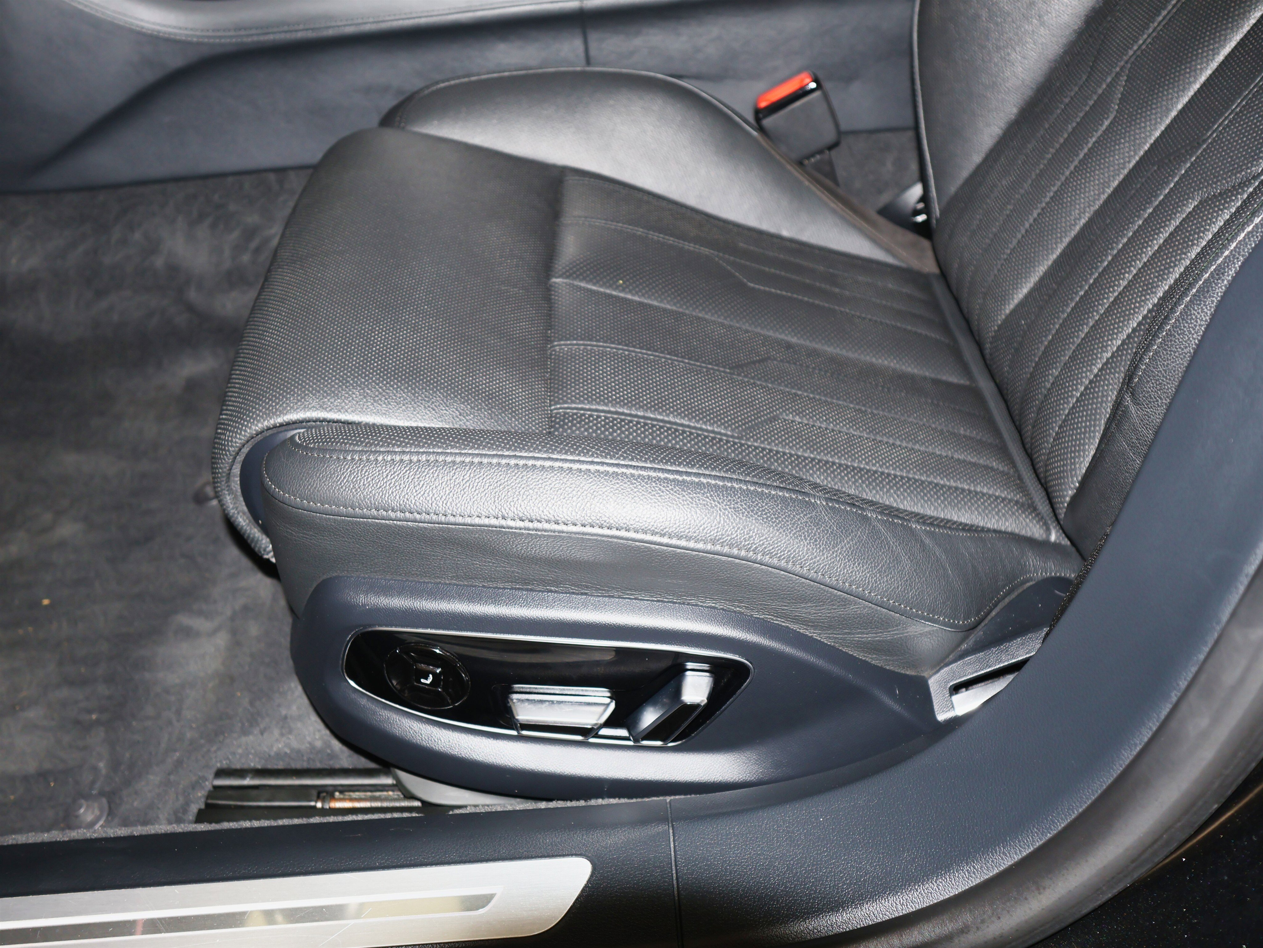 Used 2020 Audi A8 L 4.0T w/ Executive Package image 27