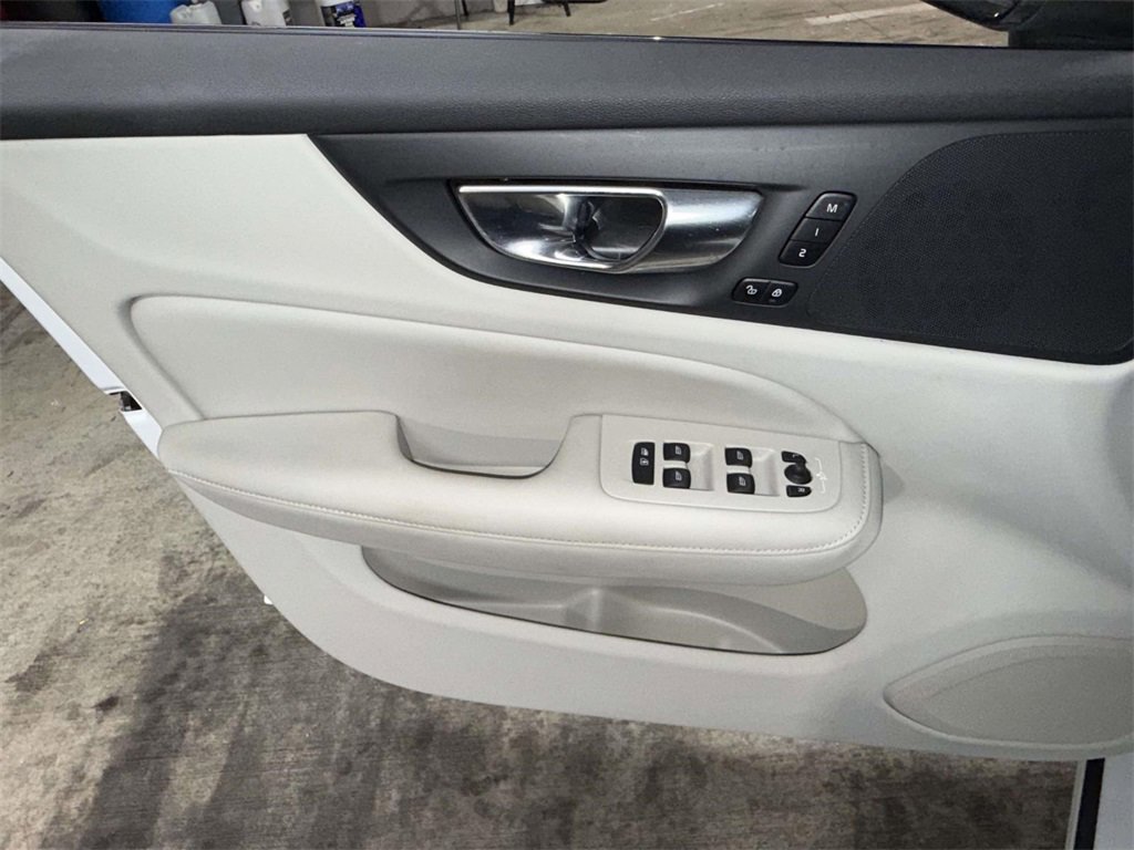 Used 2023 Volvo S60 B5 Plus image 19