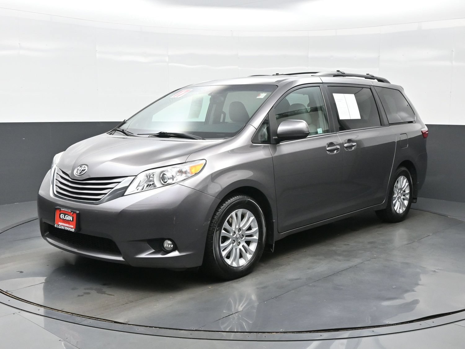 Used 2017 Toyota Sienna XLE w/ XLE Navigation Package FWD image 2