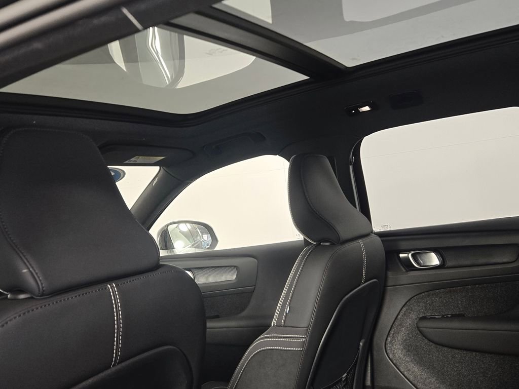 Certified 2023 Volvo XC40 B5 Ultimate w/ Climate Package image 13