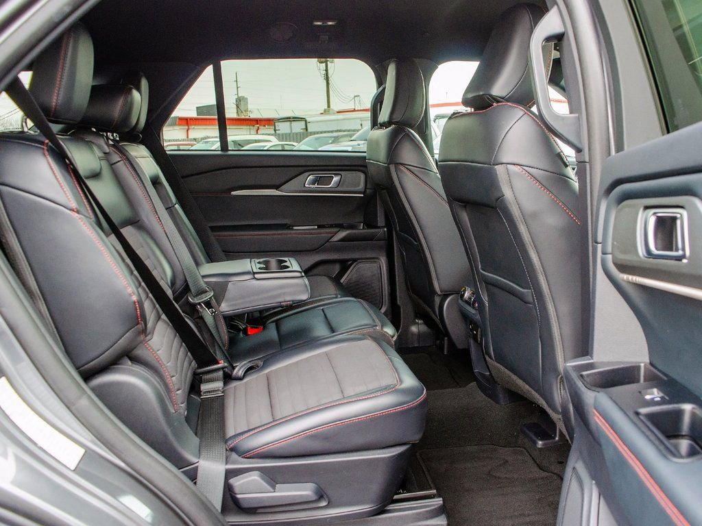 Used 2025 Ford Explorer ST-Line w/ ST-Line Street Pack image 32