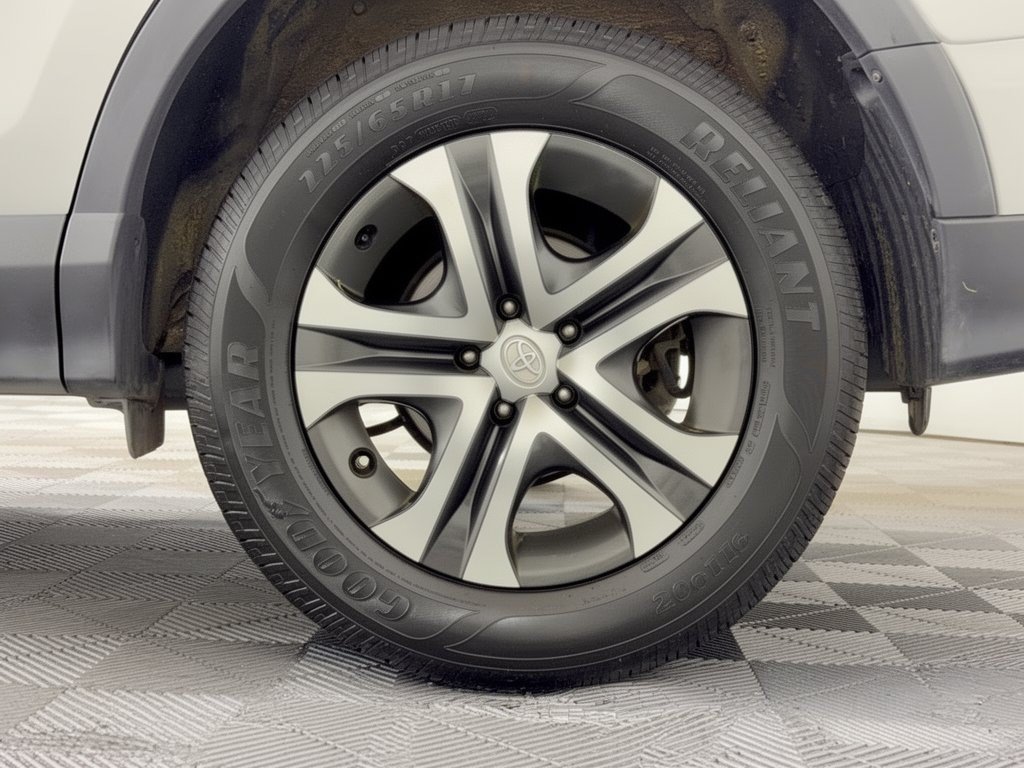 Used 2018 Toyota RAV4 LE FWD image 13