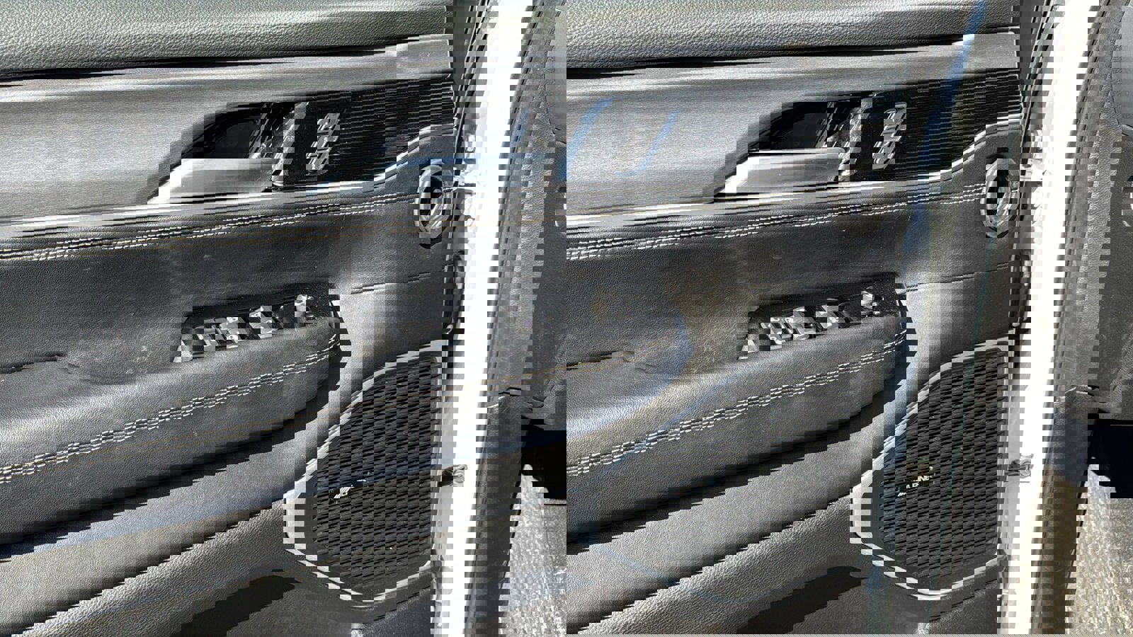 Used 2025 Jeep Wagoneer 4WD w/ Premium Group I image 11