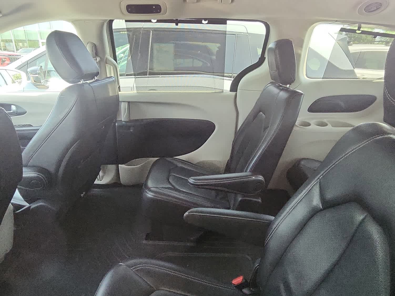 Used 2022 Chrysler Pacifica Touring-L FWD image 9