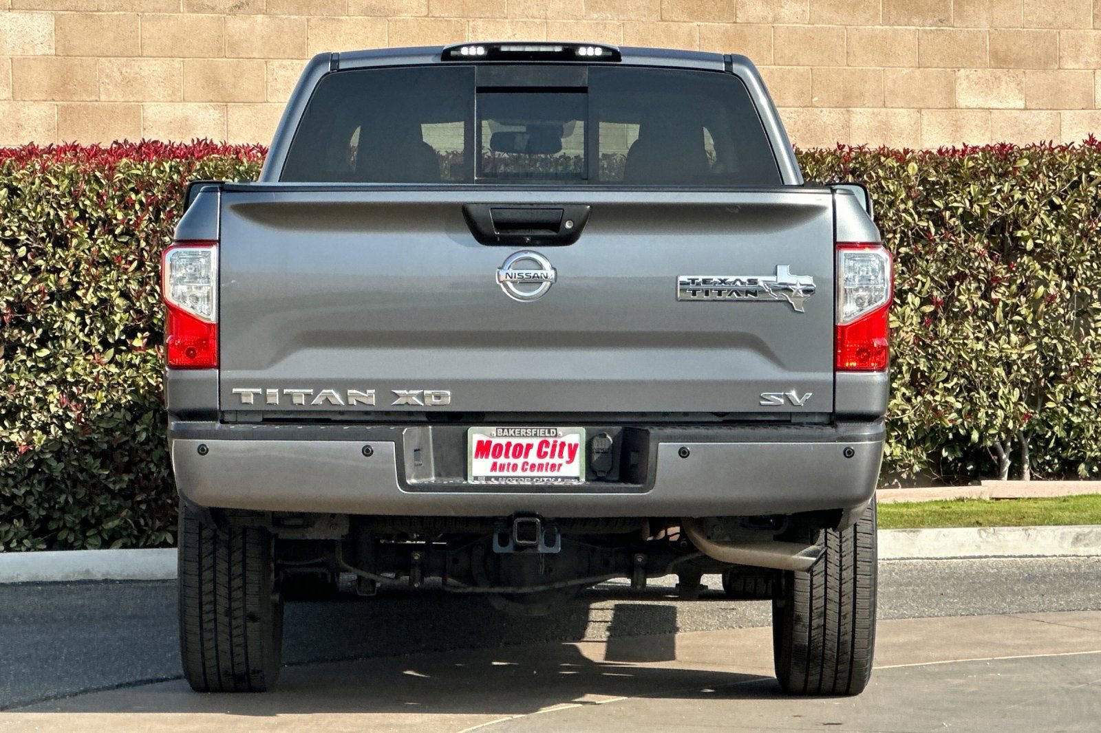 Used 2017 Nissan Titan SV image 5