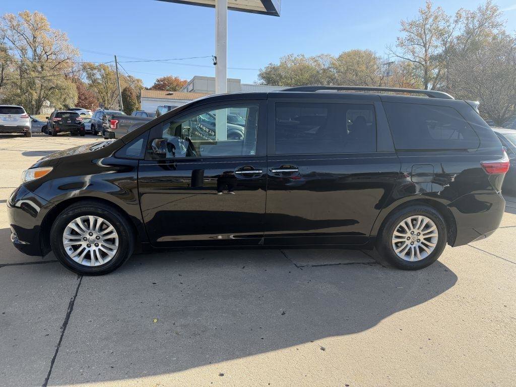 Used 2015 Toyota Sienna XLE w/ XLE Navigation Package FWD image 4