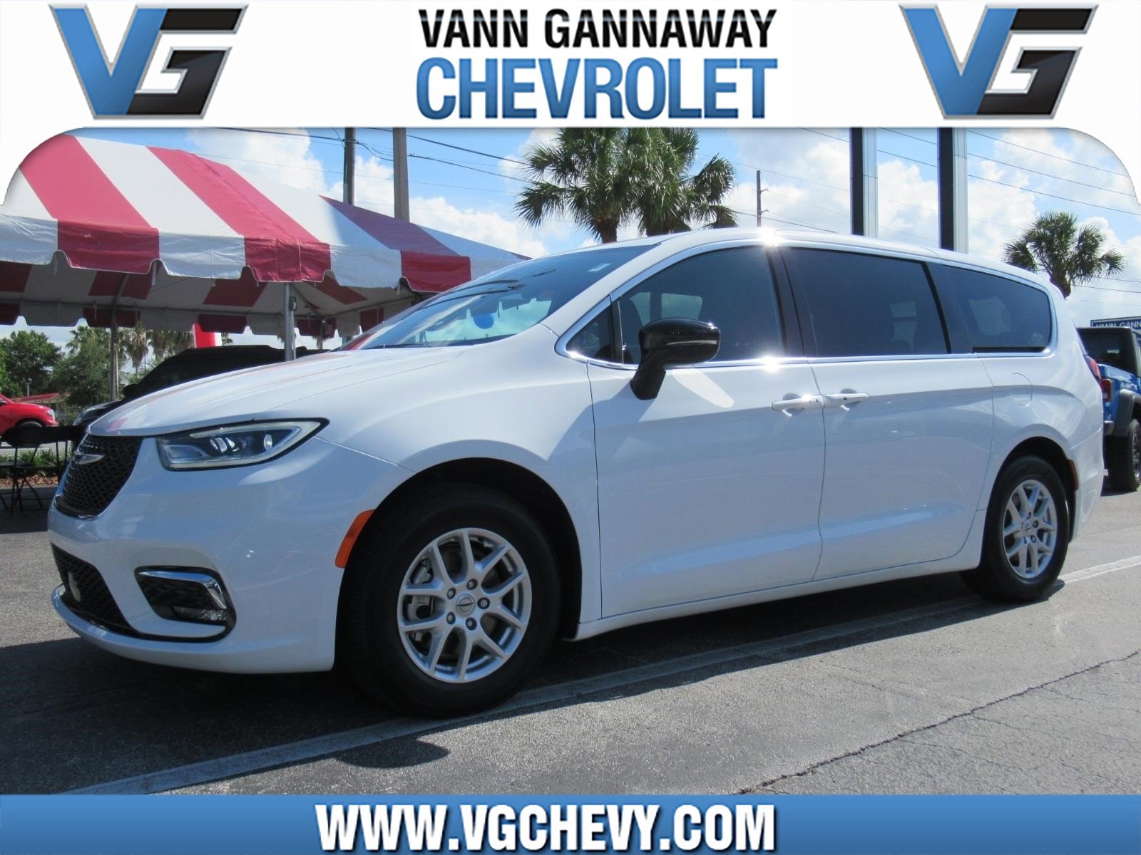 Used 2025 Chrysler Pacifica Select