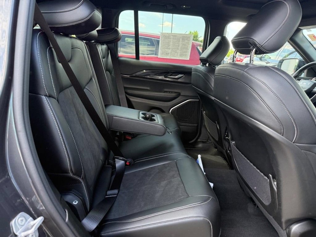 Used 2022 Jeep Grand Cherokee Altitude AWD/4WD image 7