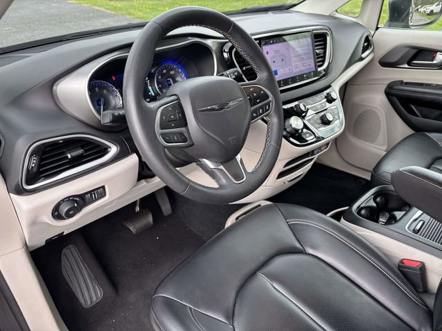 Used 2023 Chrysler Pacifica Touring-L FWD image 7