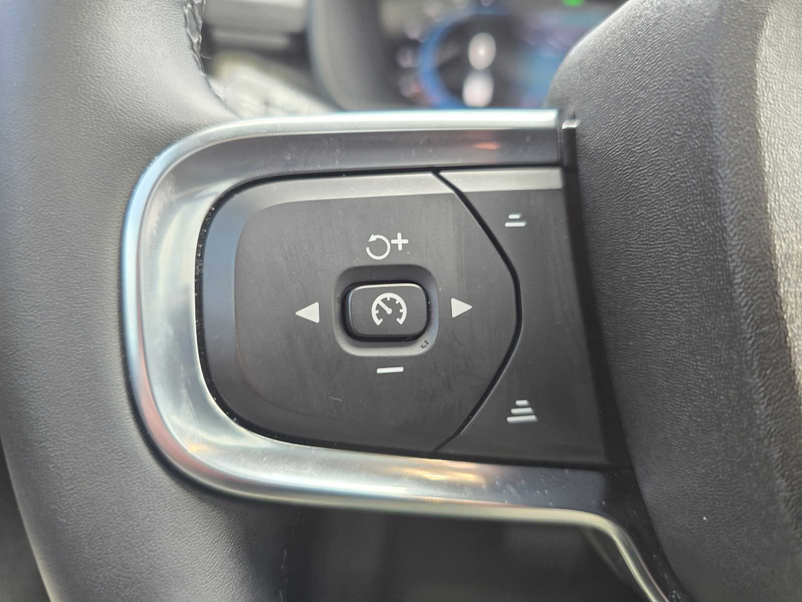 Certified 2023 Volvo XC40 B5 Plus w/ Protection Package Premier image 33