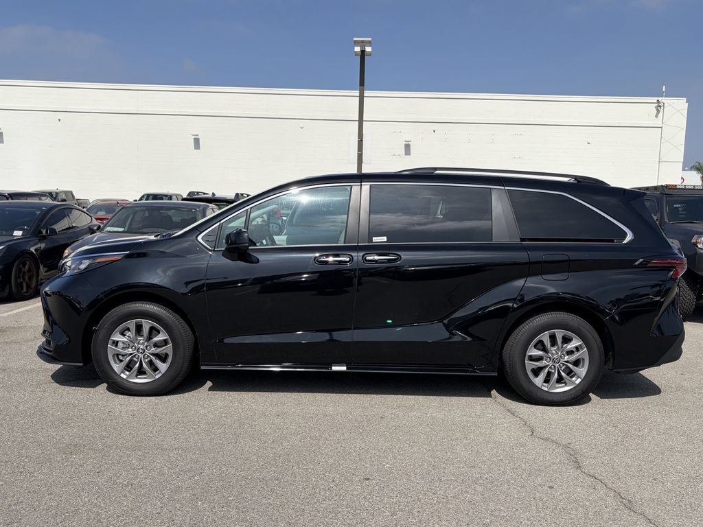 Used 2026 Toyota Sienna XLE FWD image 2
