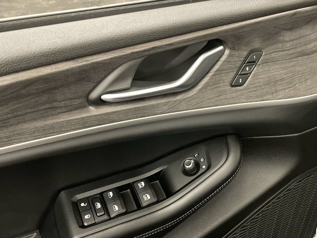 Used 2024 Jeep Grand Cherokee Limited w/ Luxury Tech Group II AWD/4WD image 19