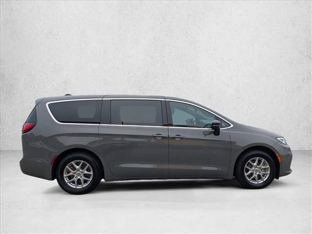 Used 2025 Chrysler Pacifica Select FWD image 4