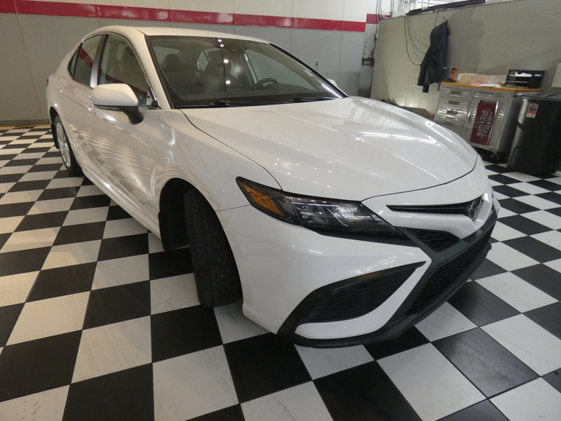 Used 2023 Toyota Camry SE image 3