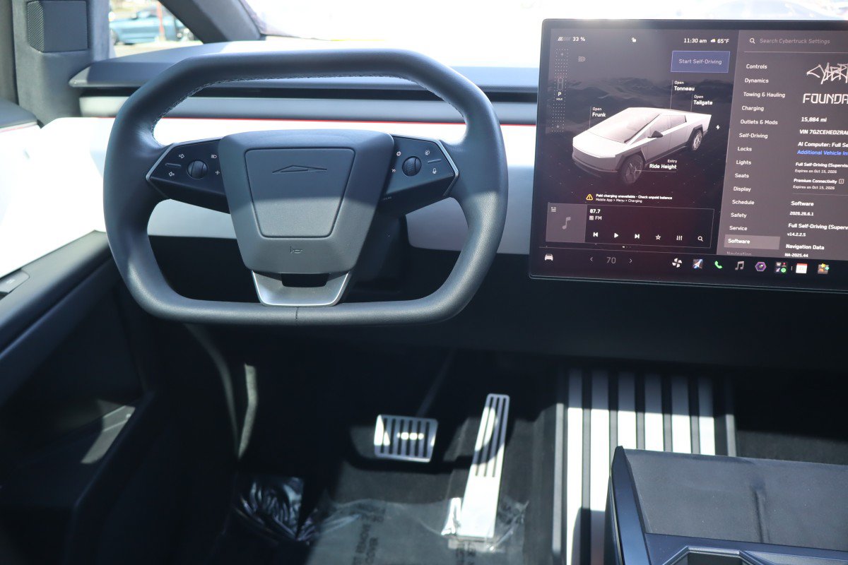 Used 2024 Tesla Cybertruck AWD Crew Cab image 20