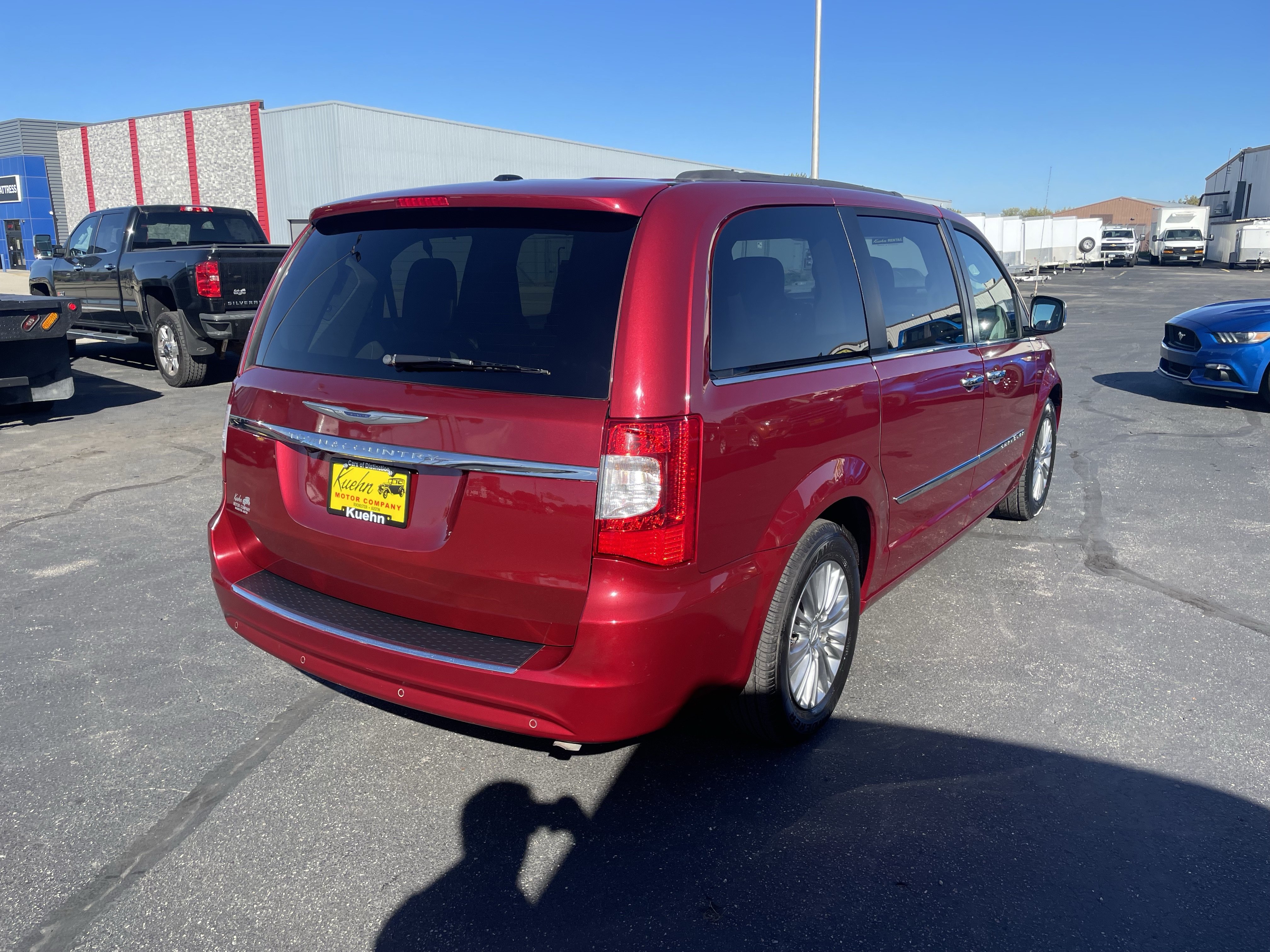 Used 2015 Chrysler Town & Country Touring-L w/ Driver Convenience Group FWD image 3