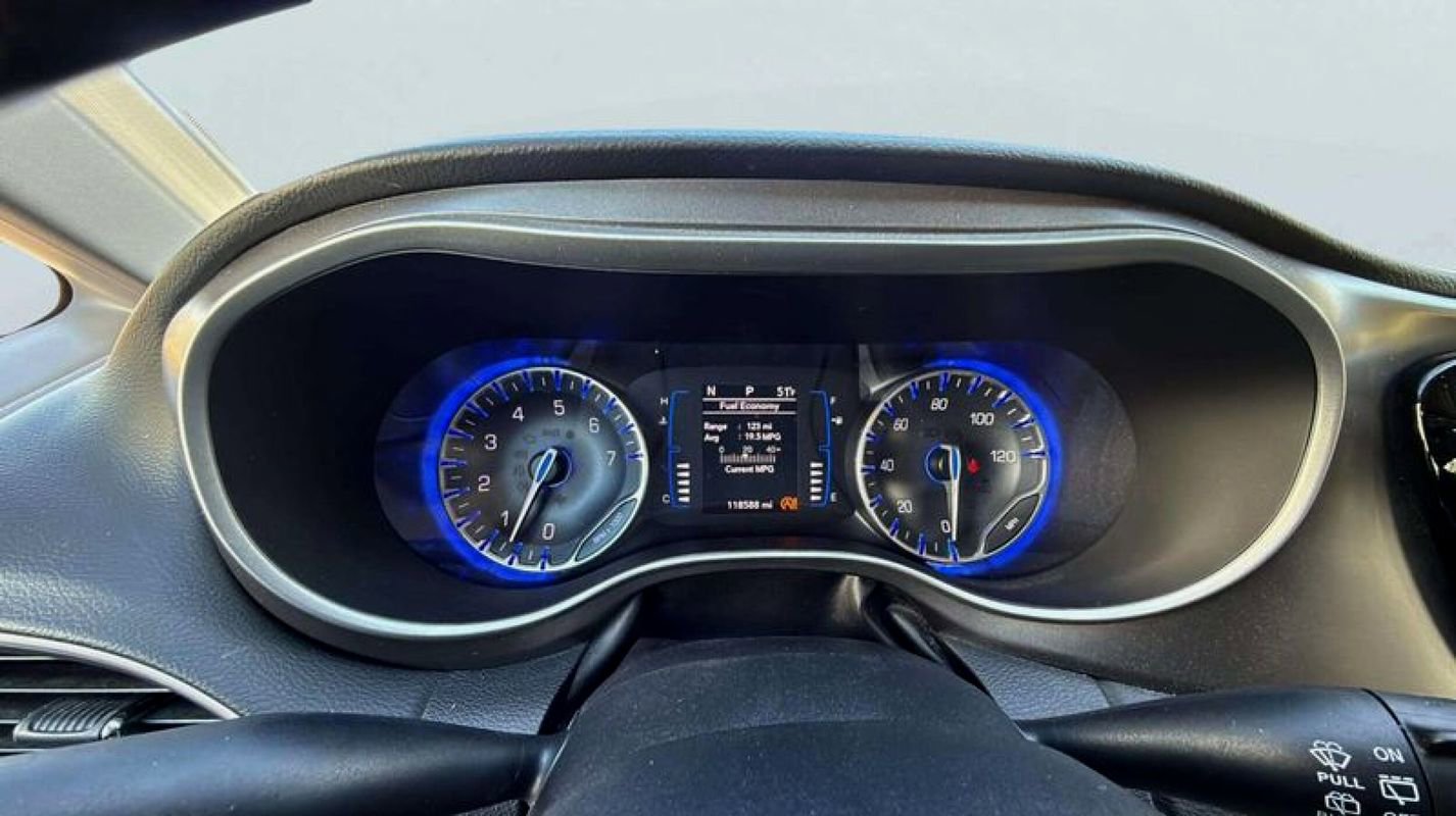 Used 2020 Chrysler Pacifica Touring-L image 13