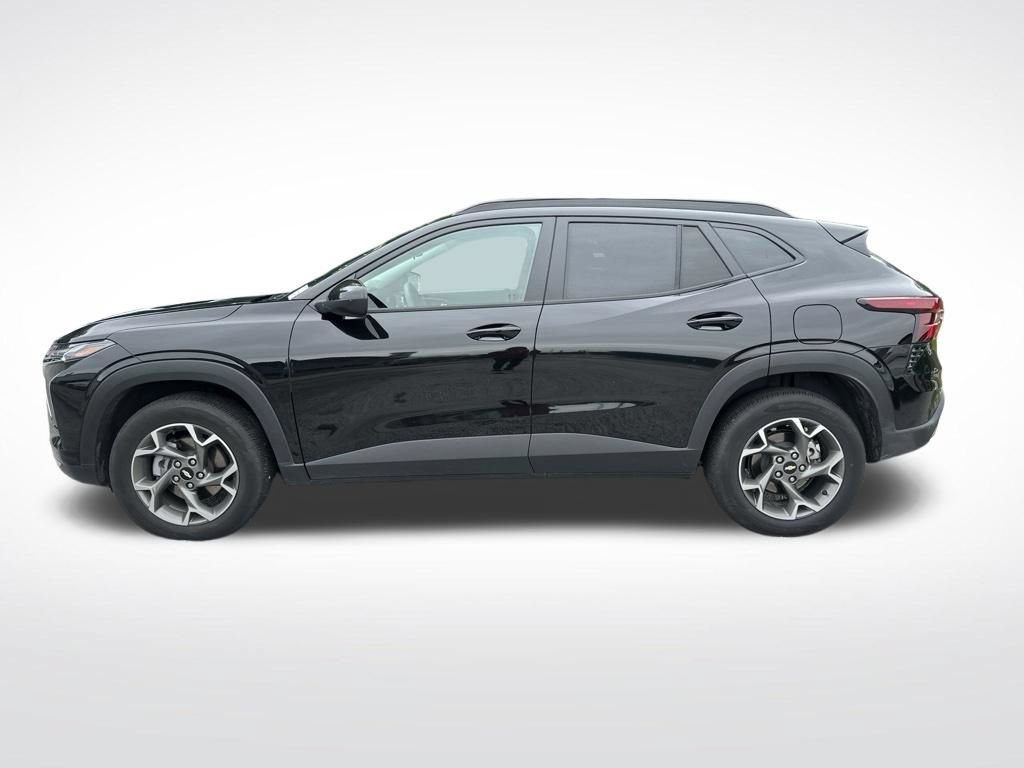 Used 2025 Chevrolet Trax LT FWD image 4