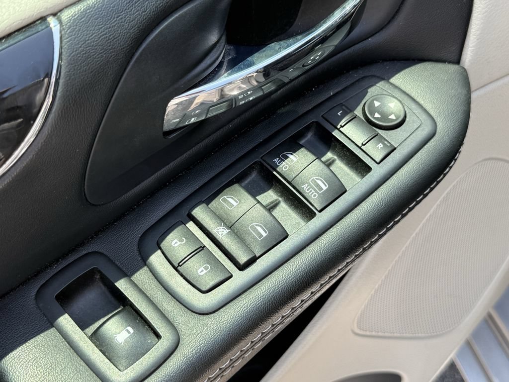 Used 2016 Dodge Grand Caravan SXT FWD image 12