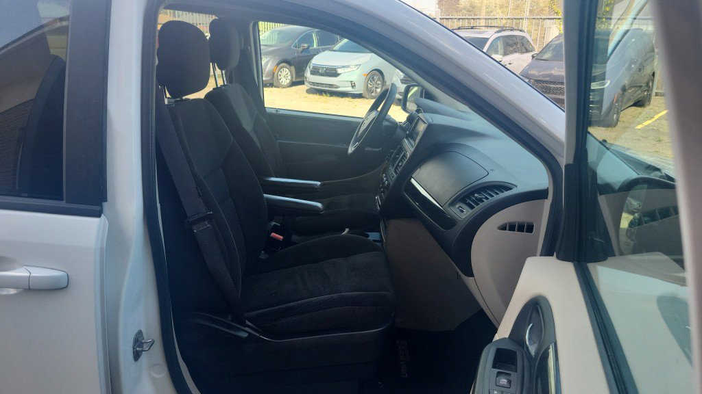 Used 2018 Dodge Grand Caravan SE image 19