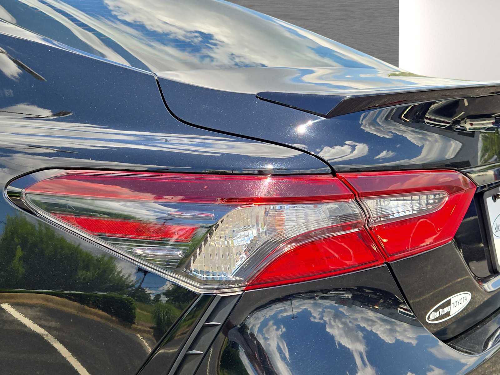 Used 2021 Toyota Camry SE w/ Convenience Package FWD image 9