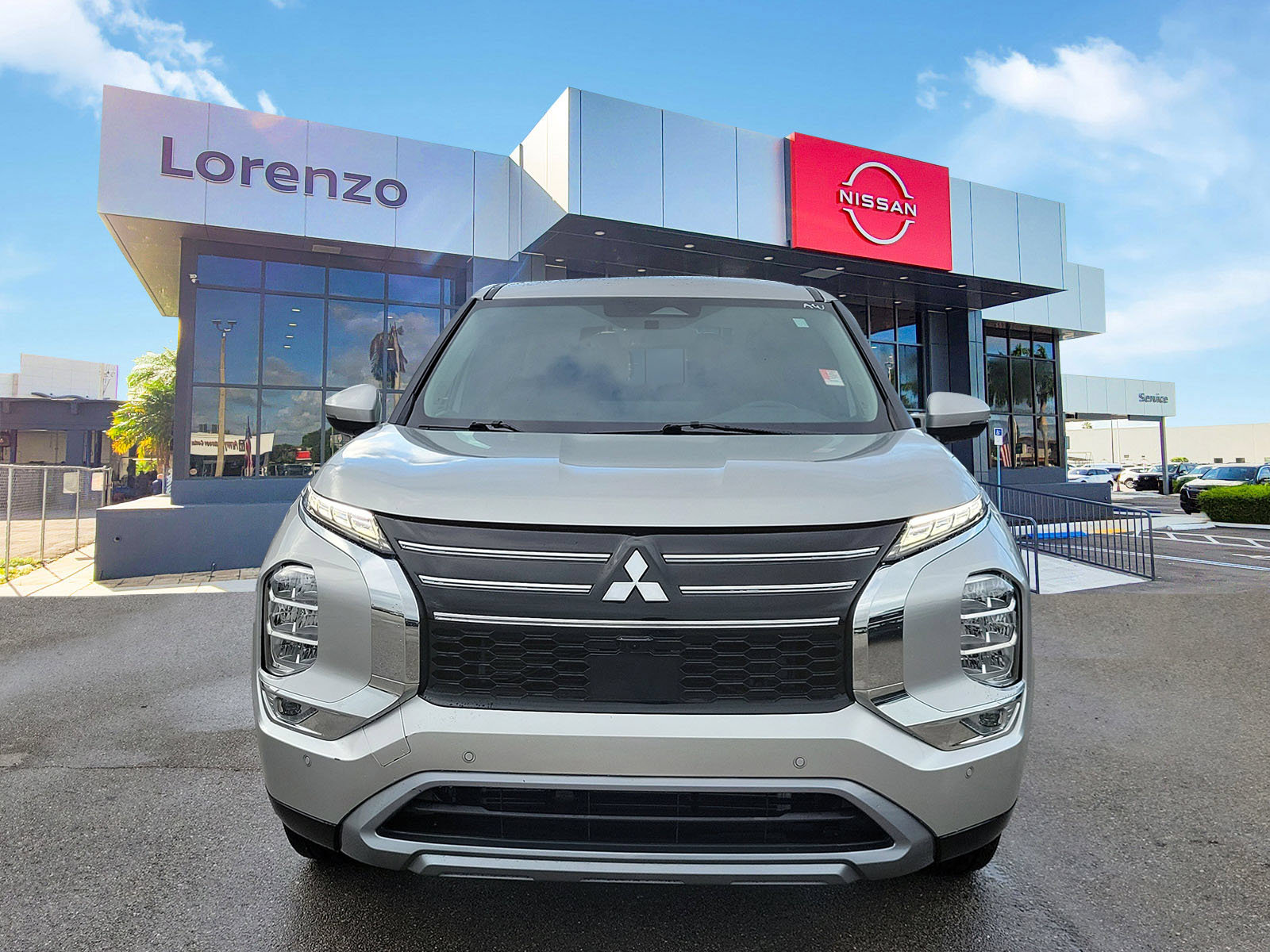 Used 2025 Mitsubishi Outlander SE FWD image 2