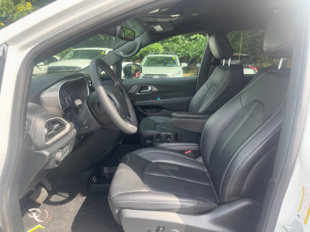 Used 2025 Chrysler Pacifica Select AWD/4WD image 18