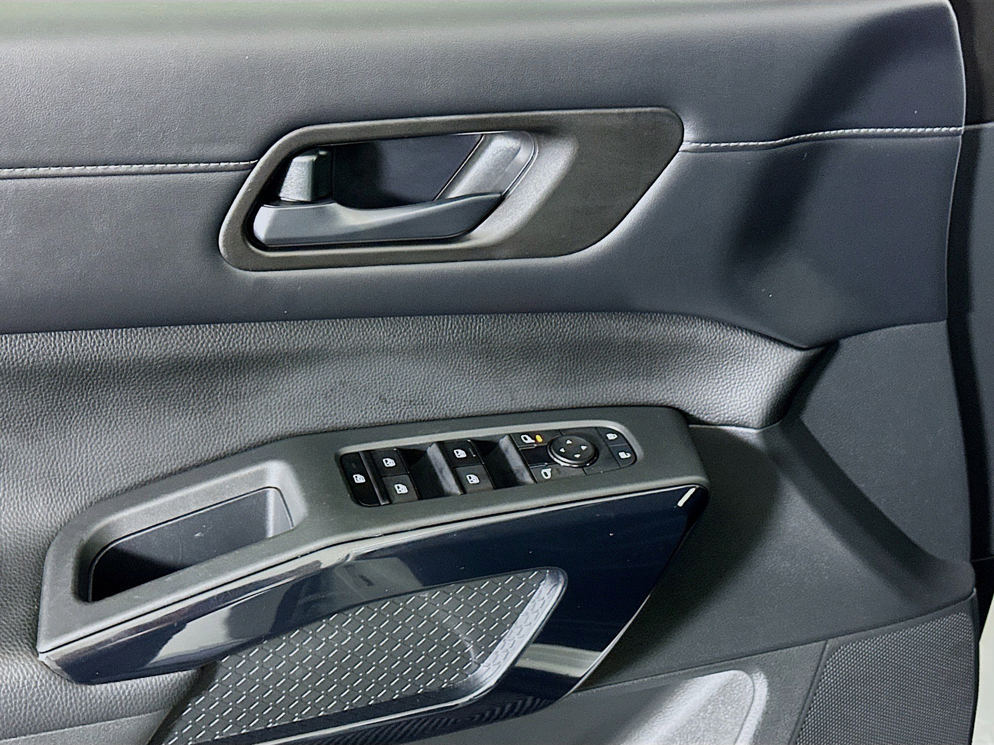 Used 2024 Nissan Pathfinder SV image 15