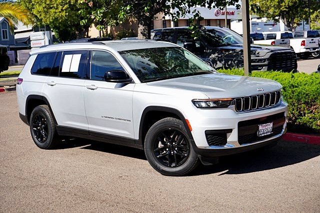 Used 2023 Jeep Grand Cherokee L Laredo RWD image 3