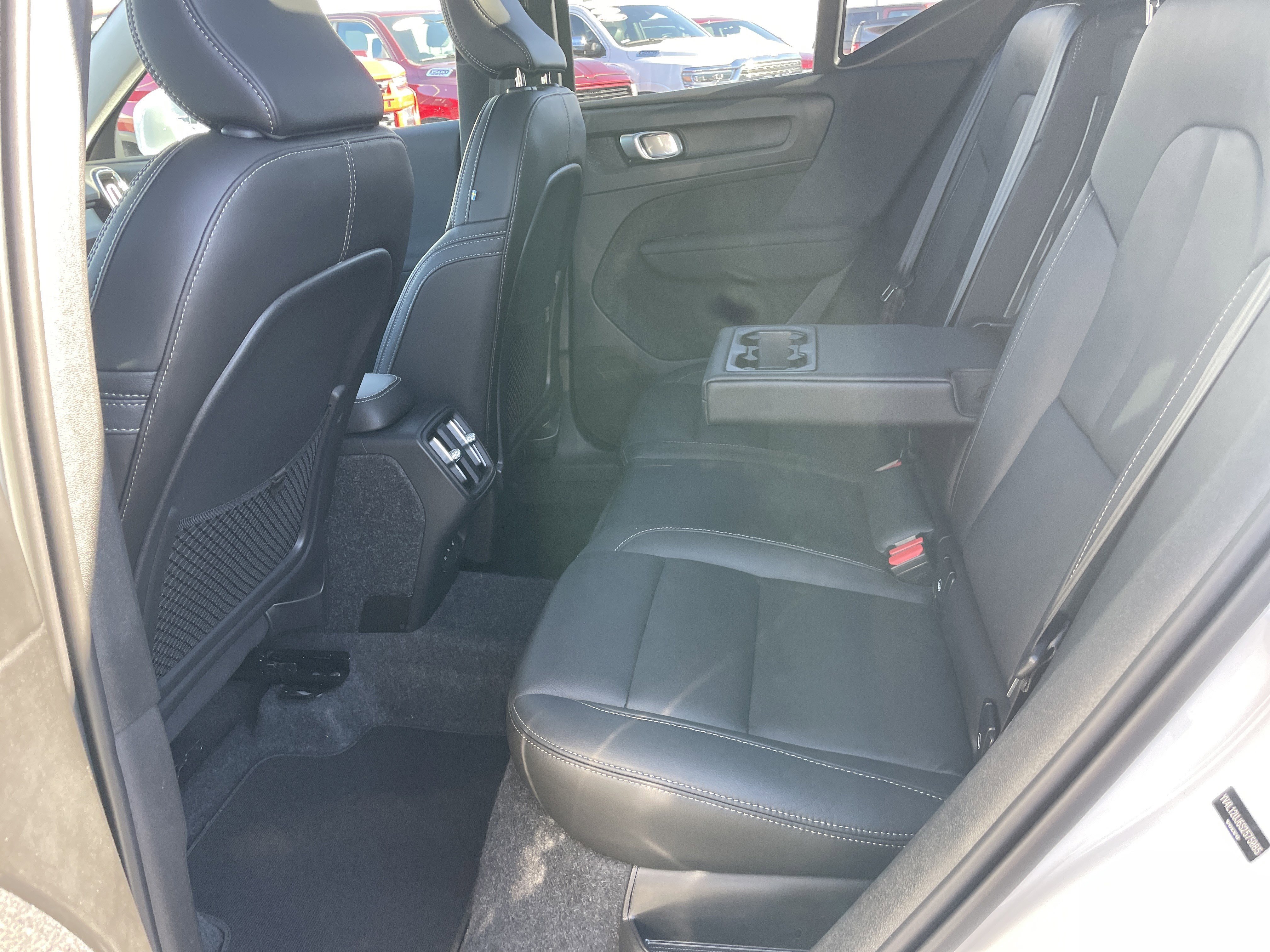 Used 2025 Volvo XC40 B5 Core image 34