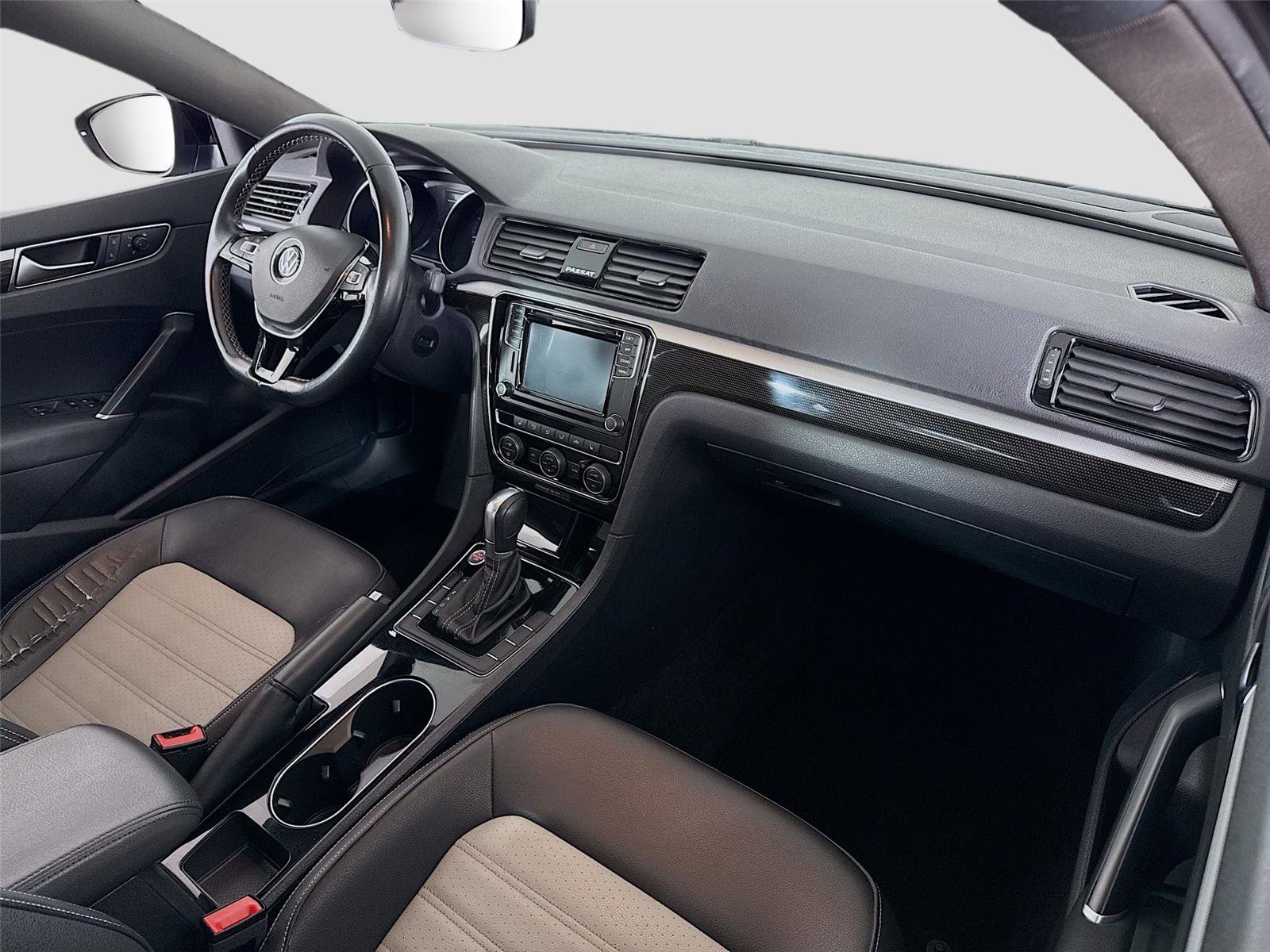 Used 2018 Volkswagen Passat 3.6 image 21