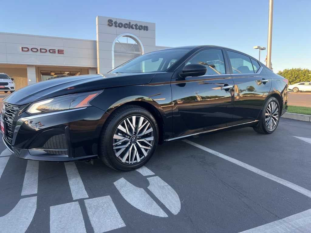 Used 2025 Nissan Altima 2.5 SV FWD image 2