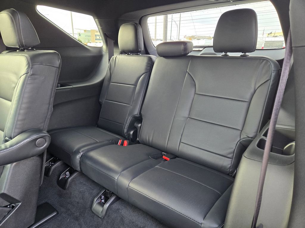 Used 2025 Chevrolet Traverse LT image 29