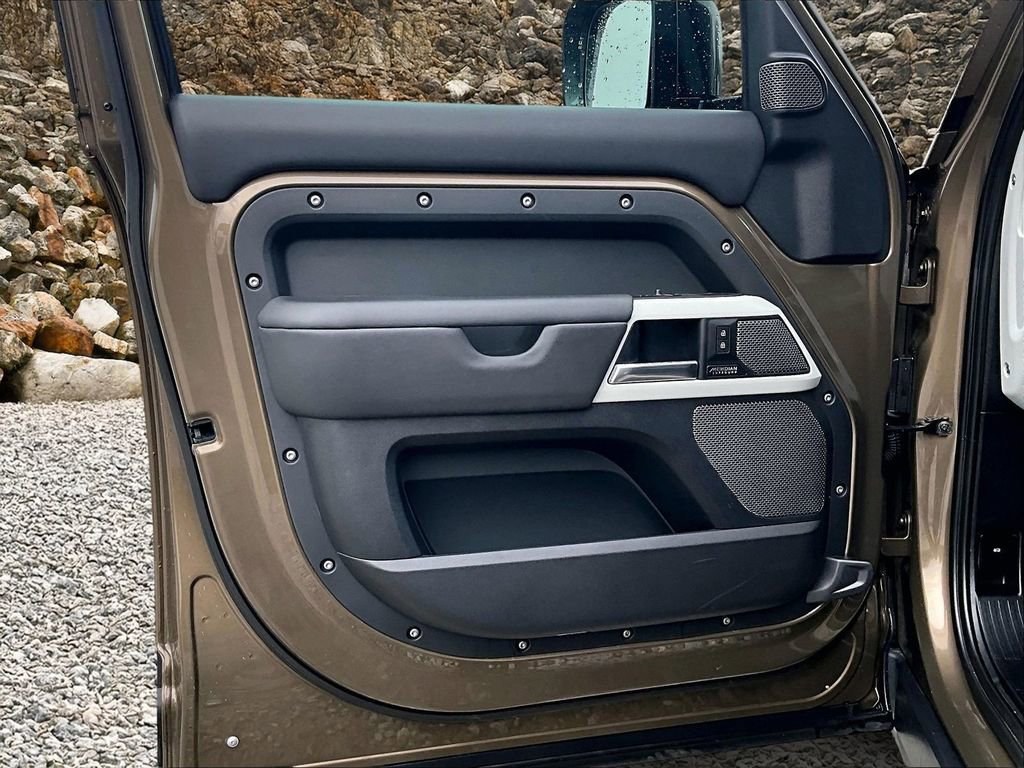 Used 2024 Land Rover Defender 110 SE image 20