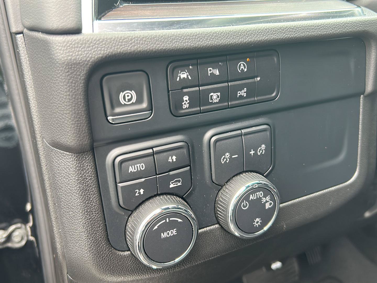 Used 2025 Chevrolet Tahoe LT AWD/4WD image 18
