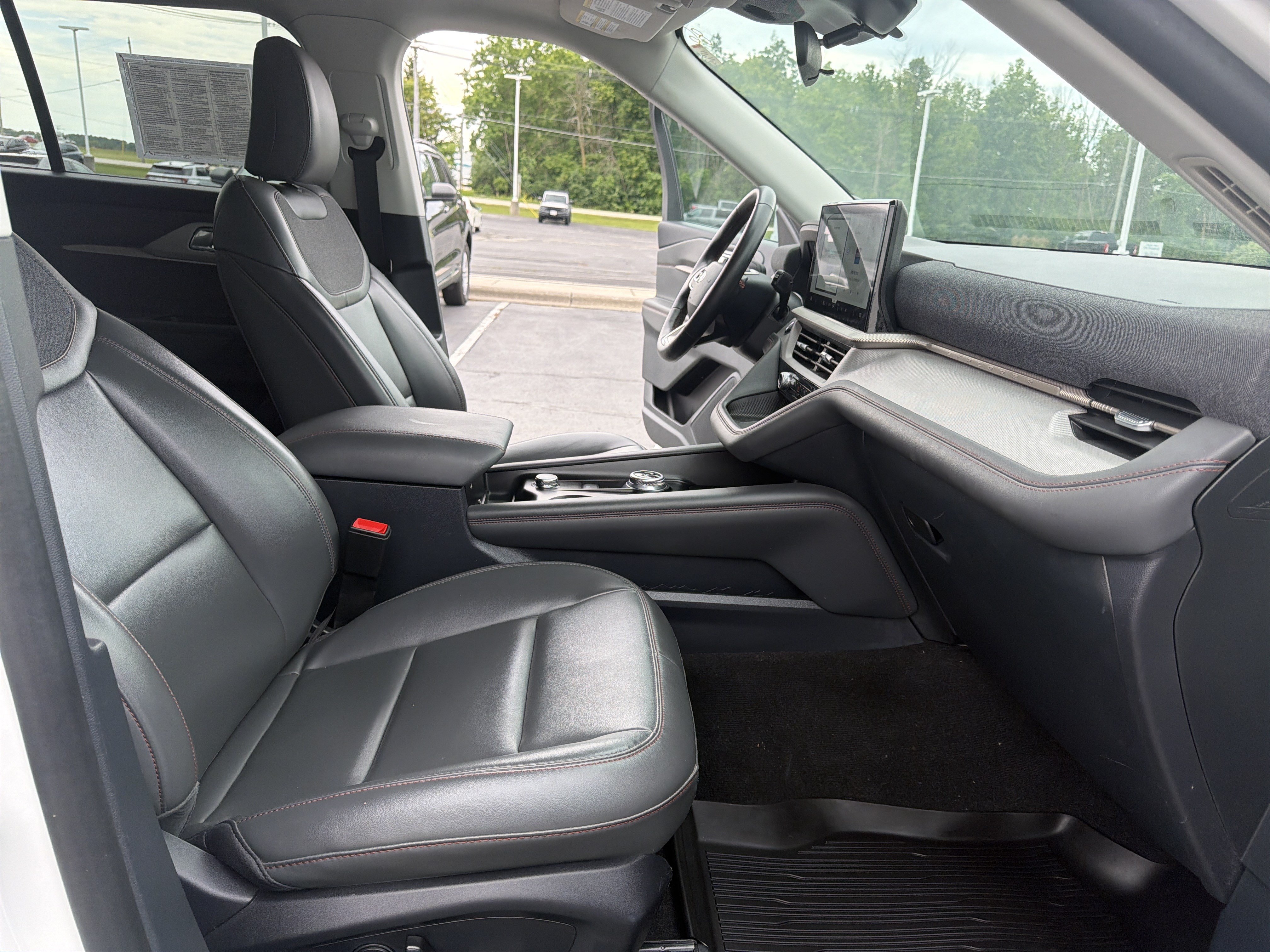 Used 2025 Ford Explorer Active w/ Active Comfort Package AWD/4WD image 33