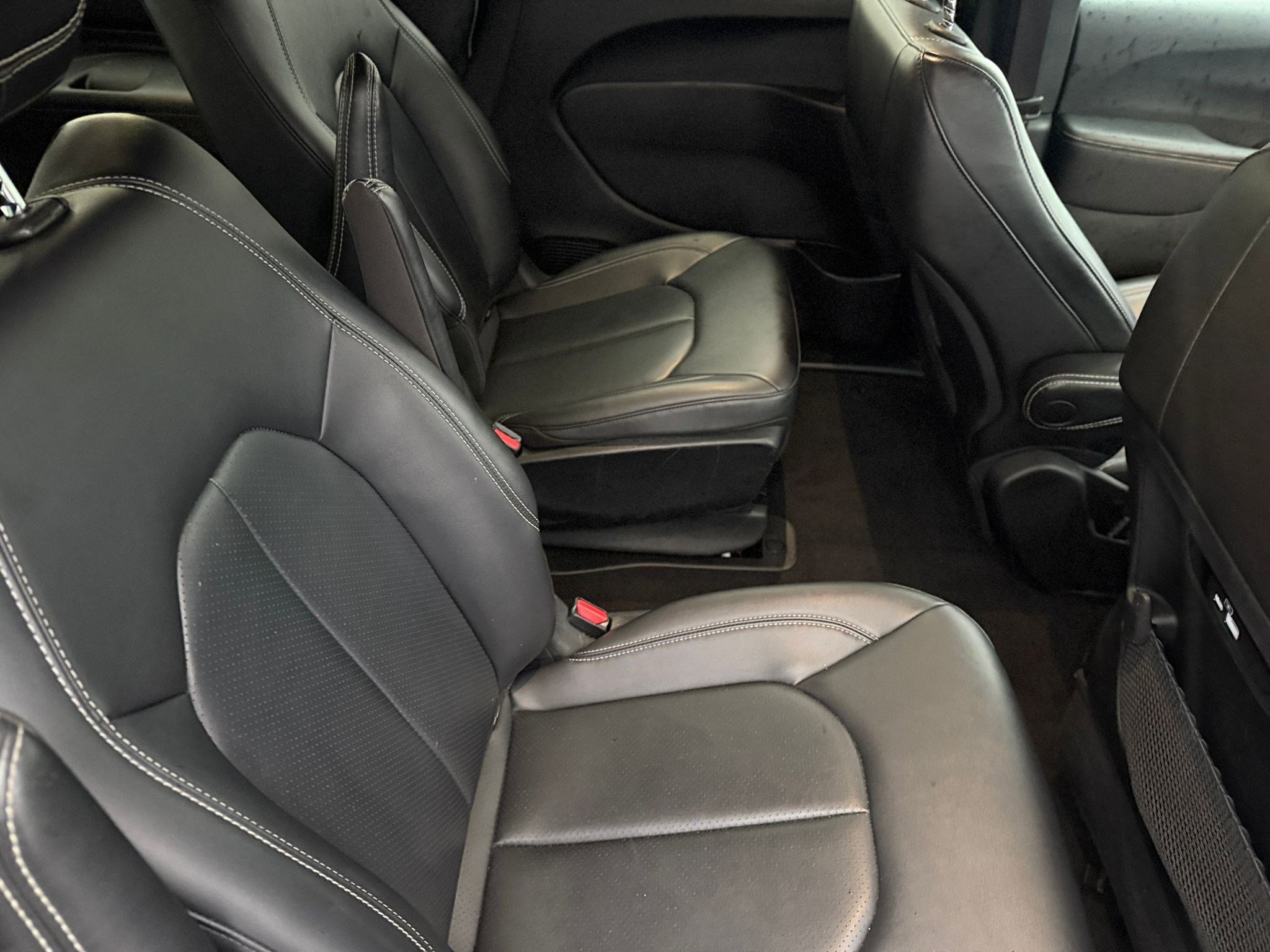 Used 2024 Chrysler Pacifica Limited FWD image 17