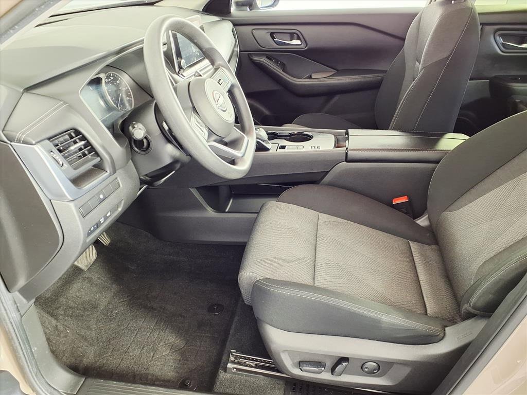 Used 2024 Nissan Rogue SV image 11