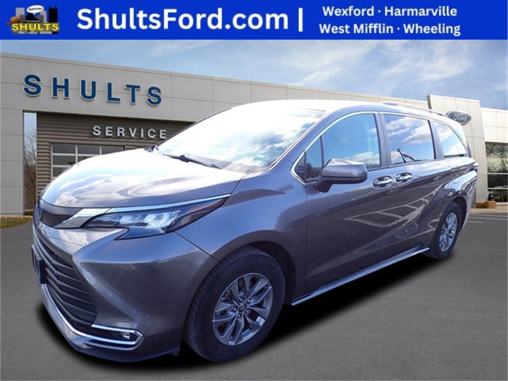Used 2024 Toyota Sienna XLE image 1
