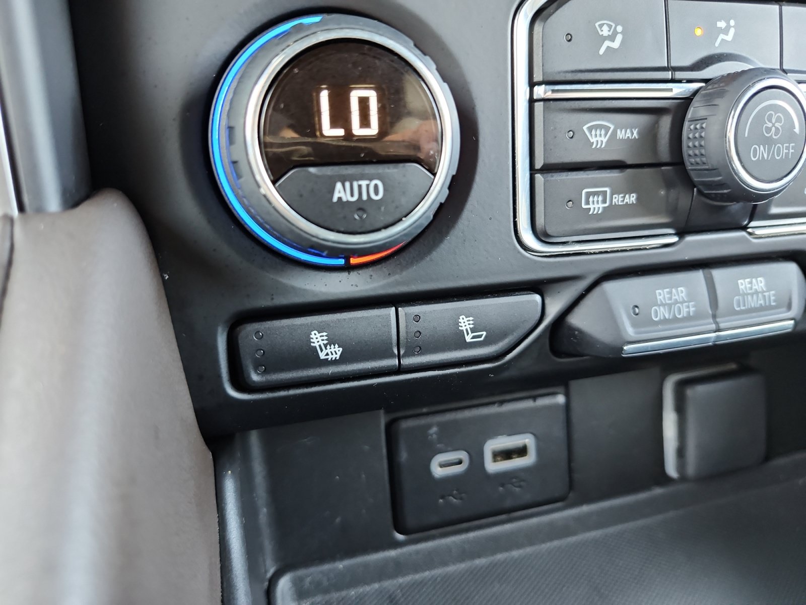 Used 2024 Chevrolet Suburban LT AWD/4WD image 21