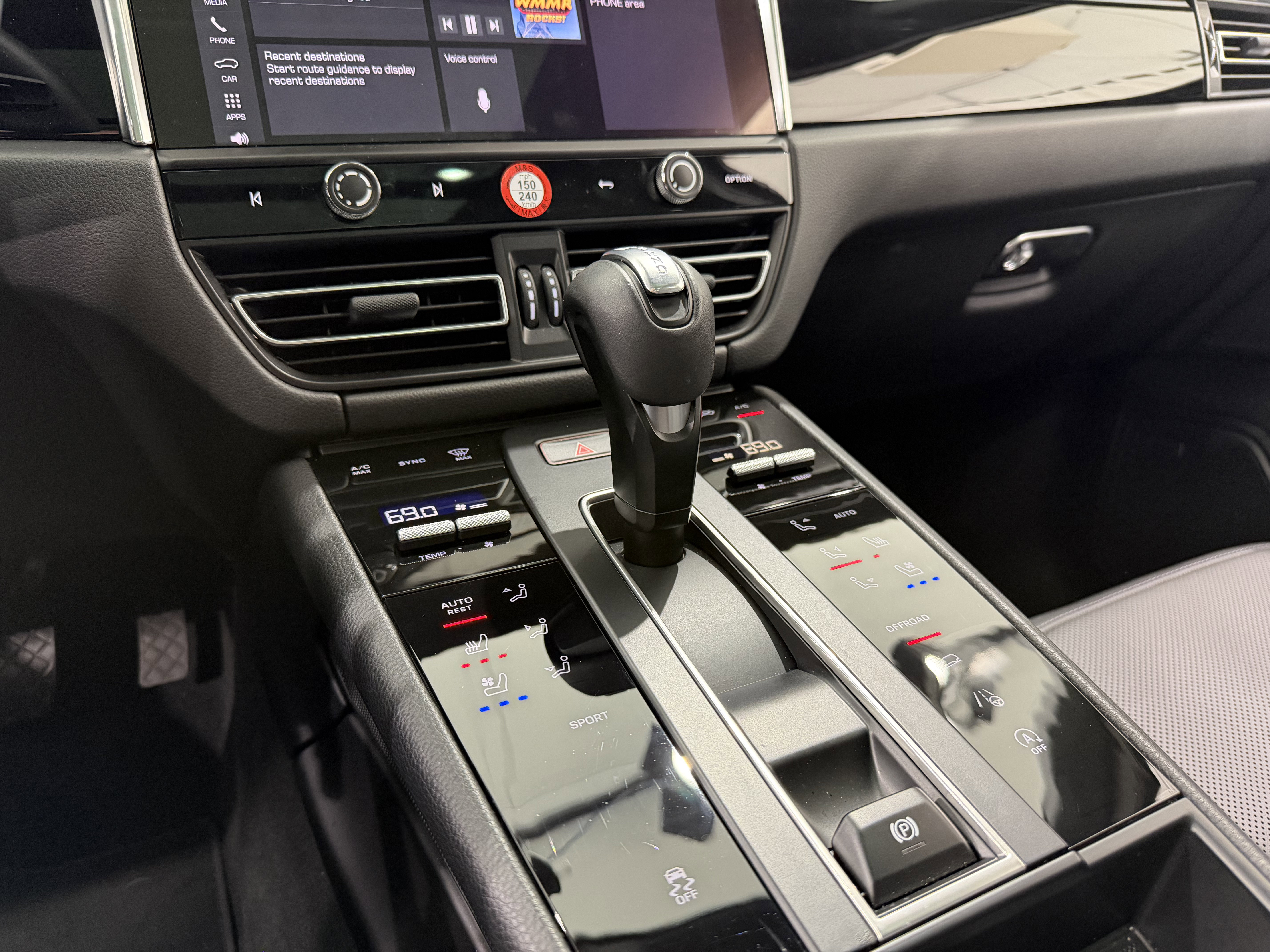 Certified 2025 Porsche Macan image 37