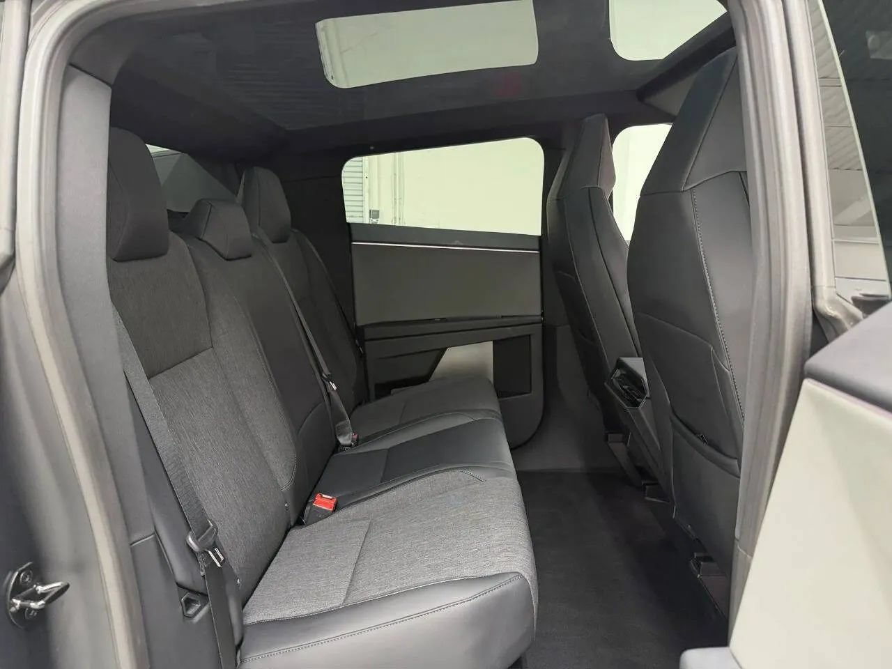 Used 2025 Tesla Cybertruck 2WD Crew Cab image 14
