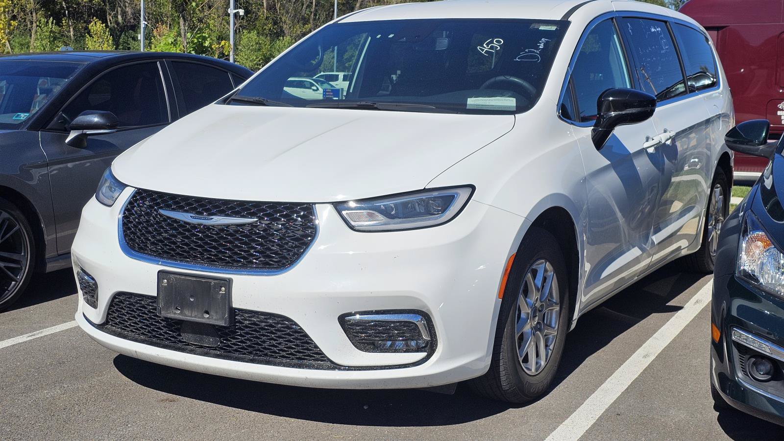 Used 2025 Chrysler Pacifica Select