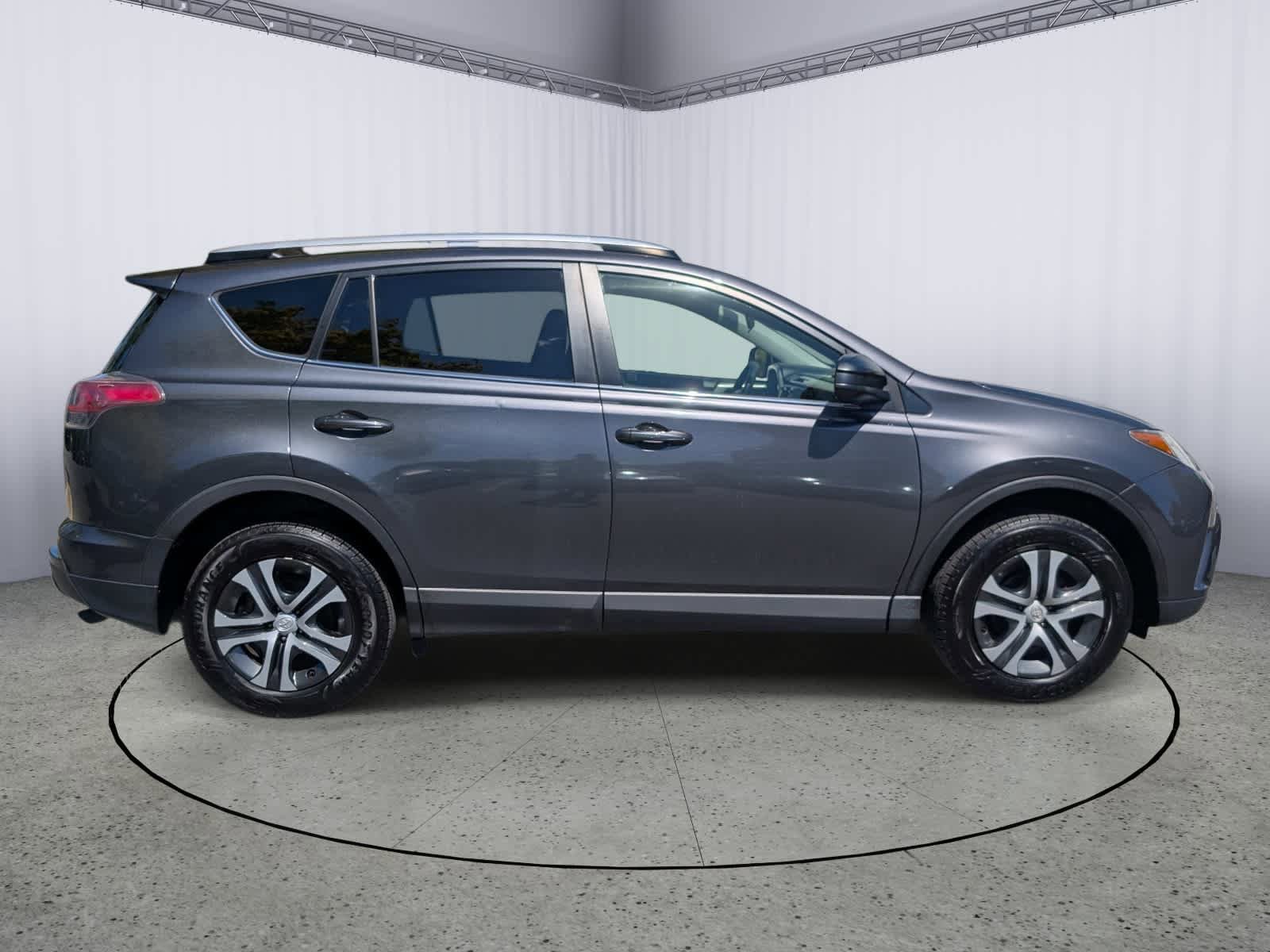 Used 2016 Toyota RAV4 LE AWD/4WD image 2