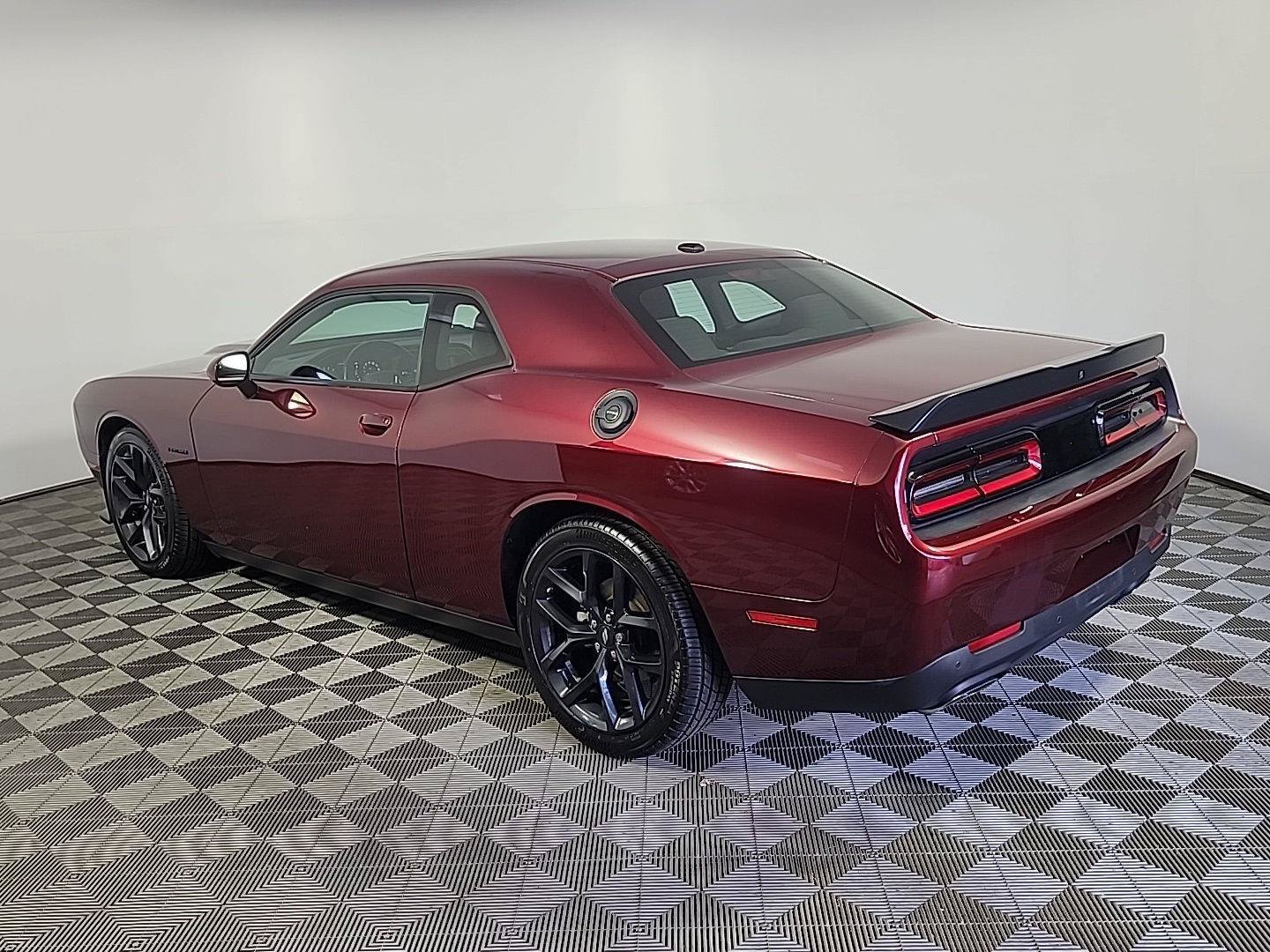 Used 2022 Dodge Challenger R/T w/ Driver Convenience Group RWD image 9