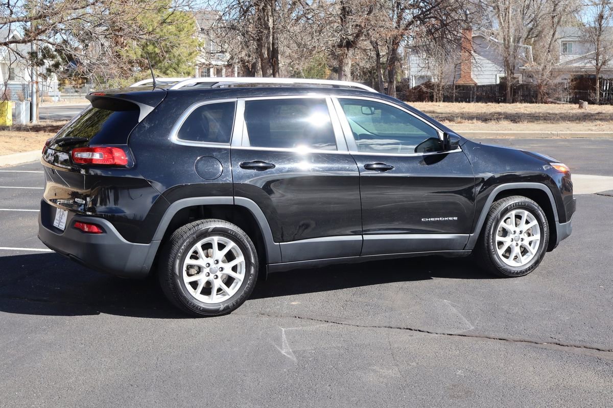 Used 2017 Jeep Cherokee Latitude FWD image 4