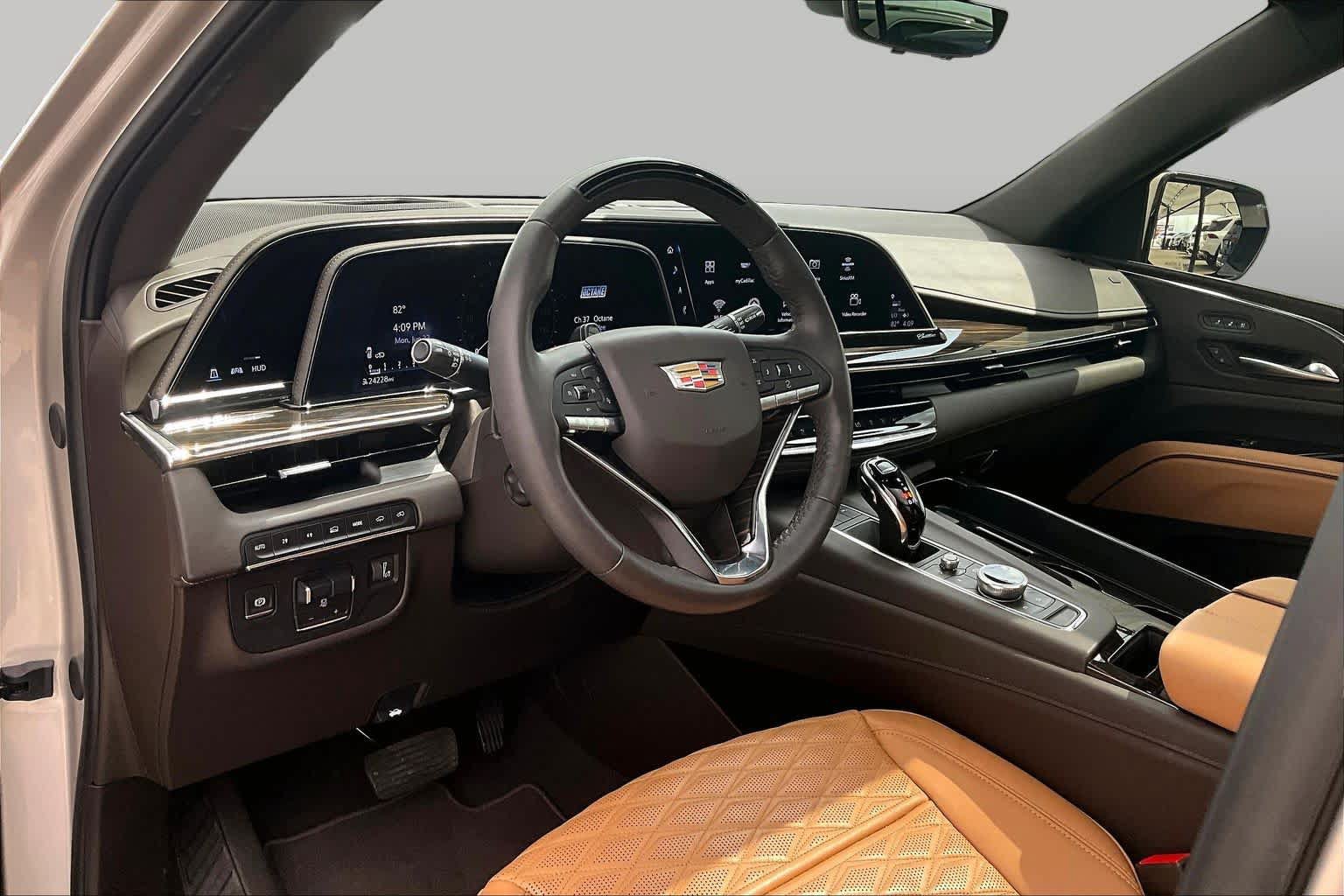 Used 2024 Cadillac Escalade Premium Luxury w/ Performance Package AWD/4WD image 18