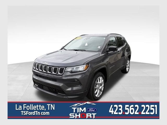 Used 2024 Jeep Compass Latitude AWD/4WD image 1
